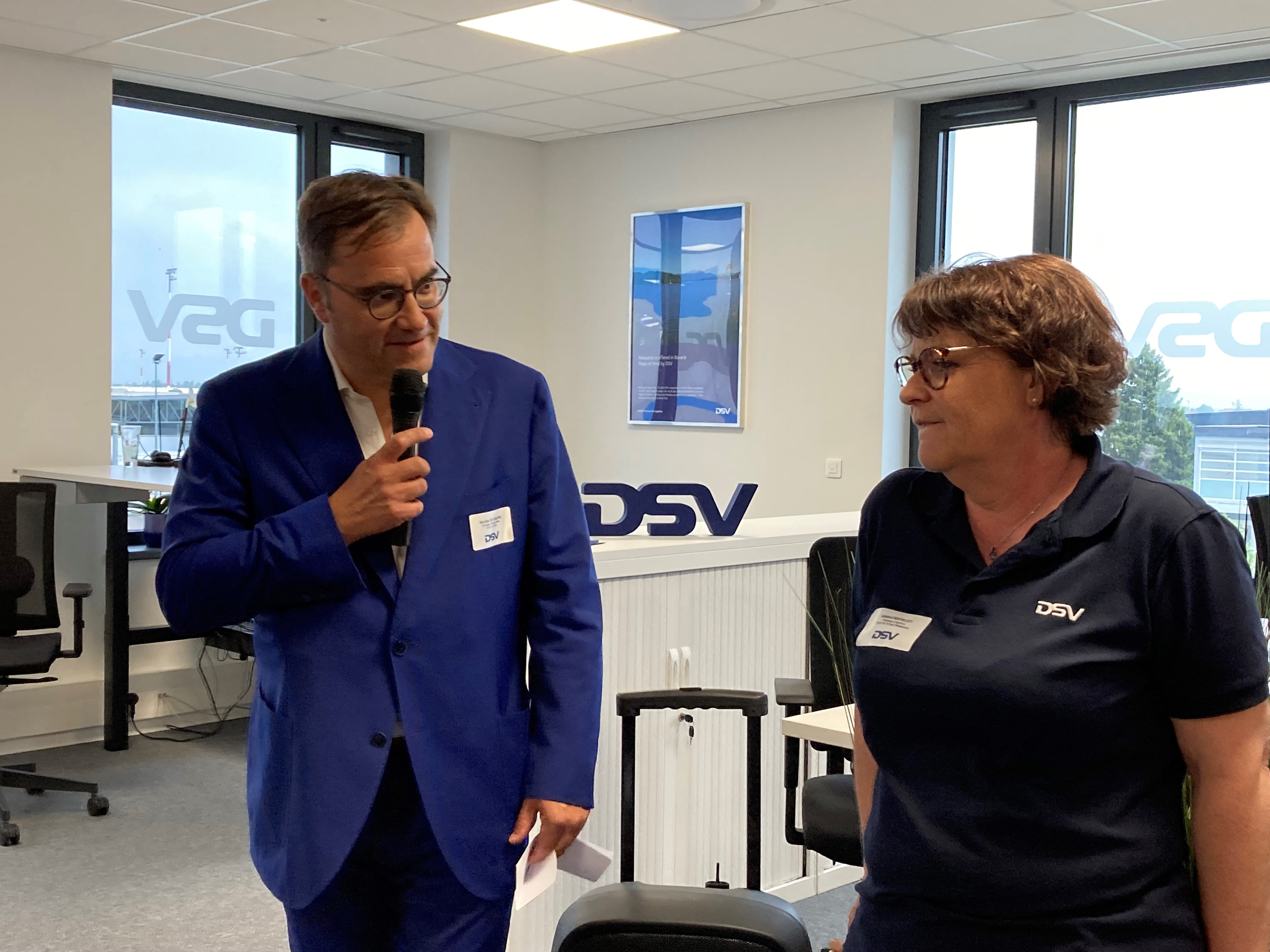 Deux personnes tenant un discours